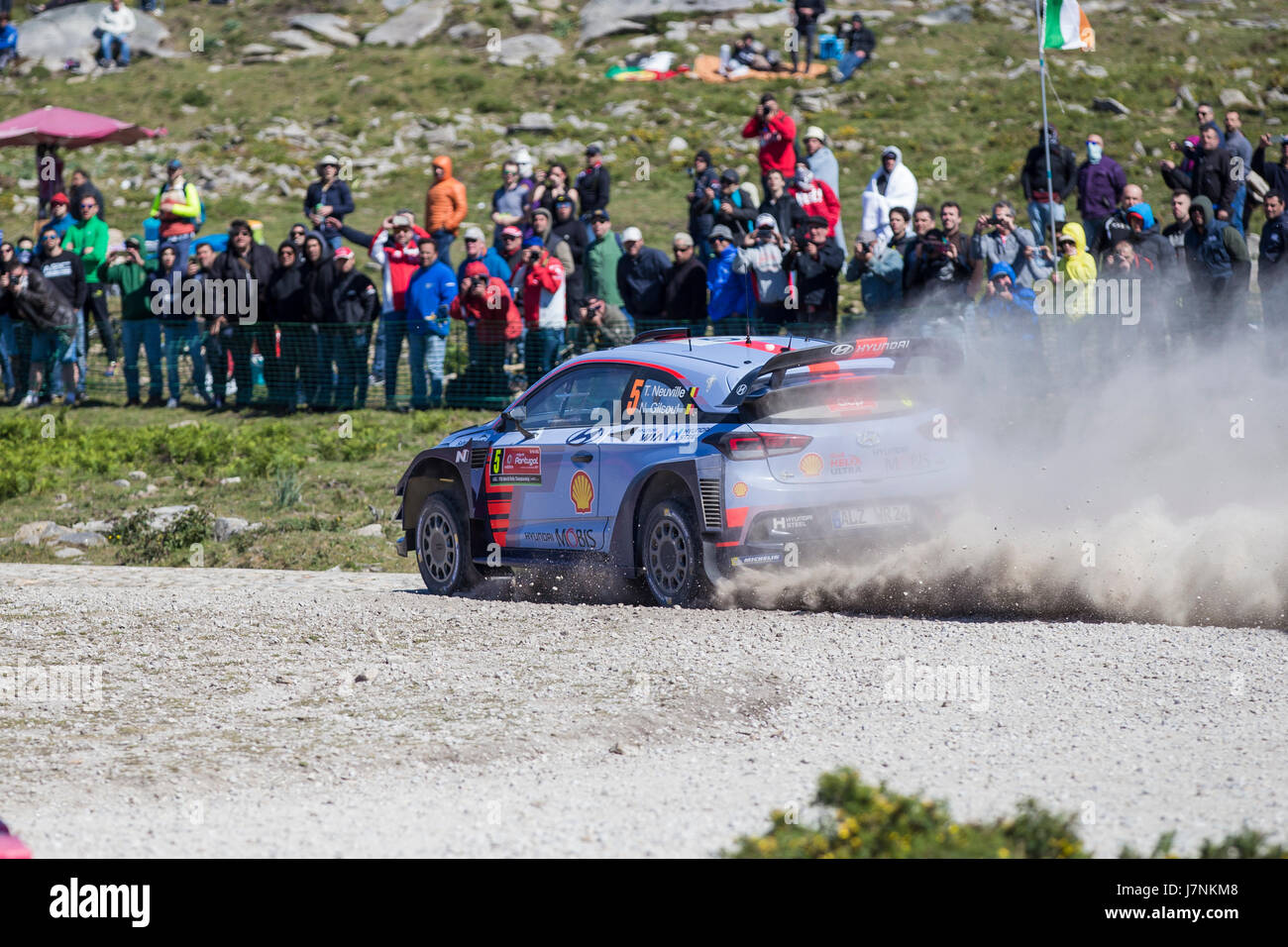 CAMINHA, Portogallo - 21 Maggio: Thierry Neuville del Belgio e Nicolas Gilsoul del Belgio competere nel loro Hyundai Motorsport WRT Hyundai i20 WRC. Foto Stock
