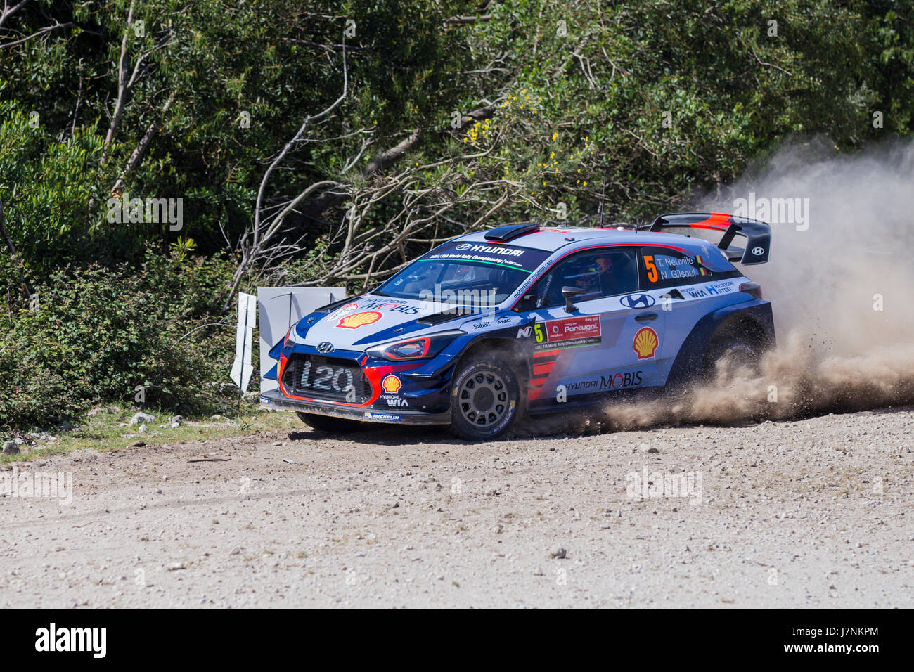 CAMINHA, Portogallo - 21 Maggio: Thierry Neuville del Belgio e Nicolas Gilsoul del Belgio competere nel loro Hyundai Motorsport WRT Hyundai i20 WRC. Foto Stock