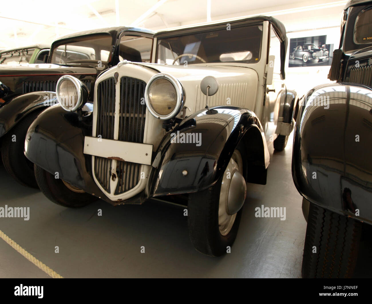 Il 1934 Skoda Popular 418 è un primo esempio di ingegneria automobilistica ceca. Quest'auto classica è stata prodotta da Skoda Auto, una delle più antiche case automobilistiche, nota per la produzione di veicoli durevoli e convenienti durante il periodo pre-bellico. Foto Stock