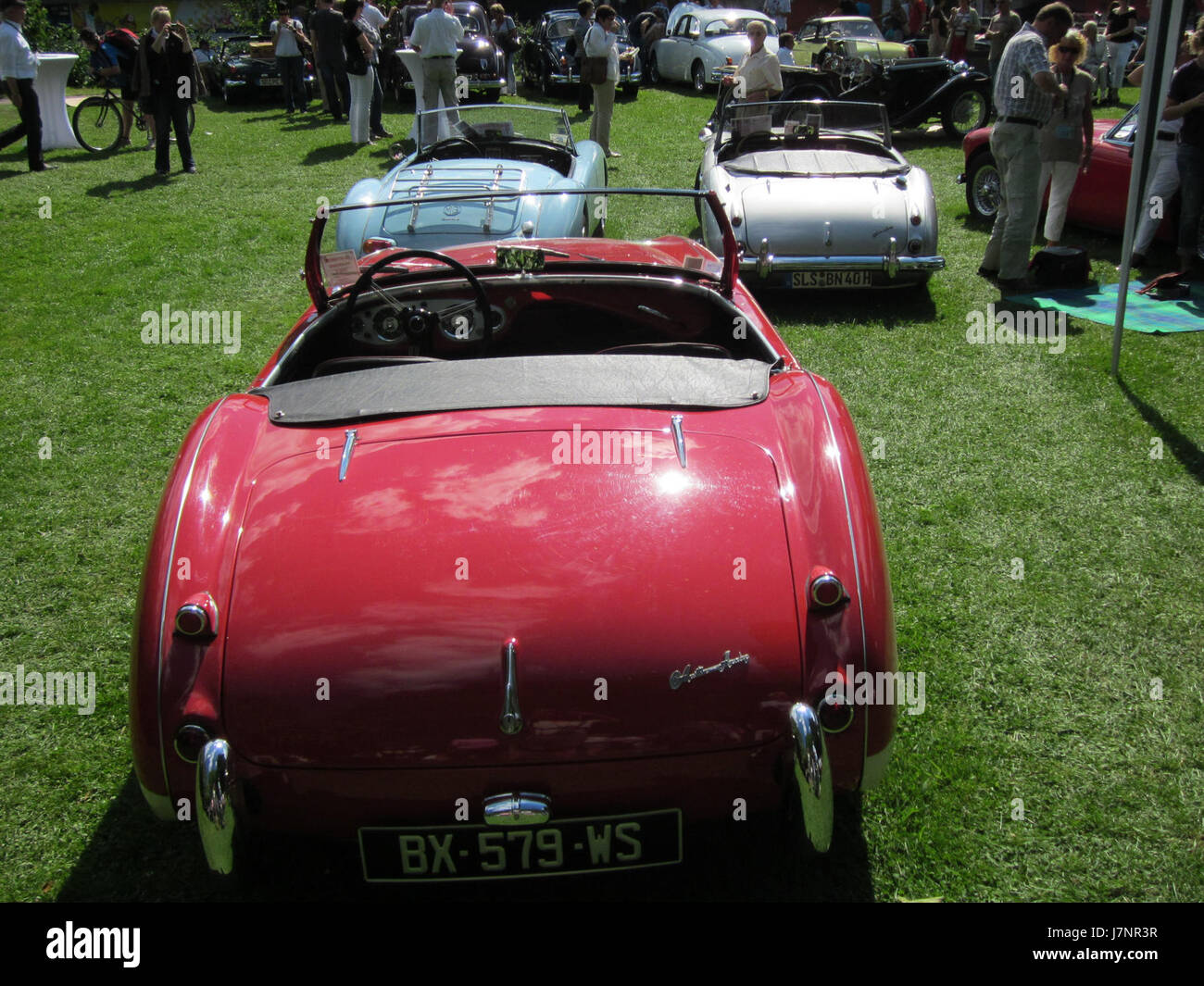 Questa fotografia del 2012 cattura un Roadster britannico a SaarbrÃ¼cken, in Germania. Mostra un modello di auto d'epoca, probabilmente una roadster di fabbricazione britannica, e mette in risalto il design e il fascino storico del veicolo. Foto Stock