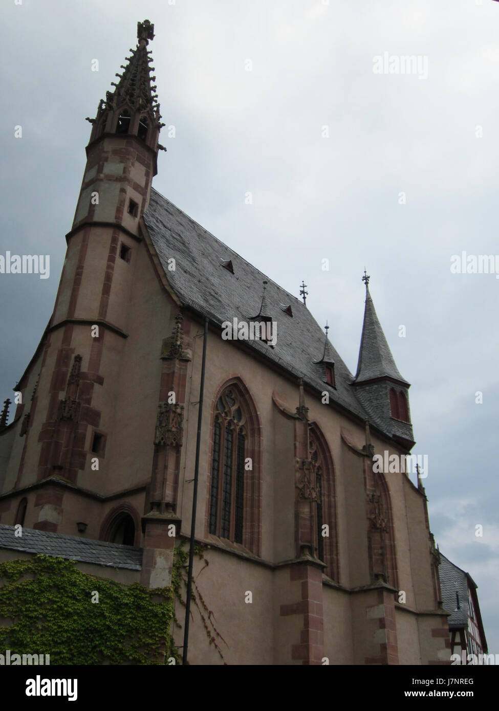 Michaelskapelle a Kiedrich, in Germania, è una piccola cappella conosciuta per il suo significato religioso e l'architettura storica. Situato nella regione di Rheingau, è un simbolo del patrimonio cristiano della zona. Foto Stock