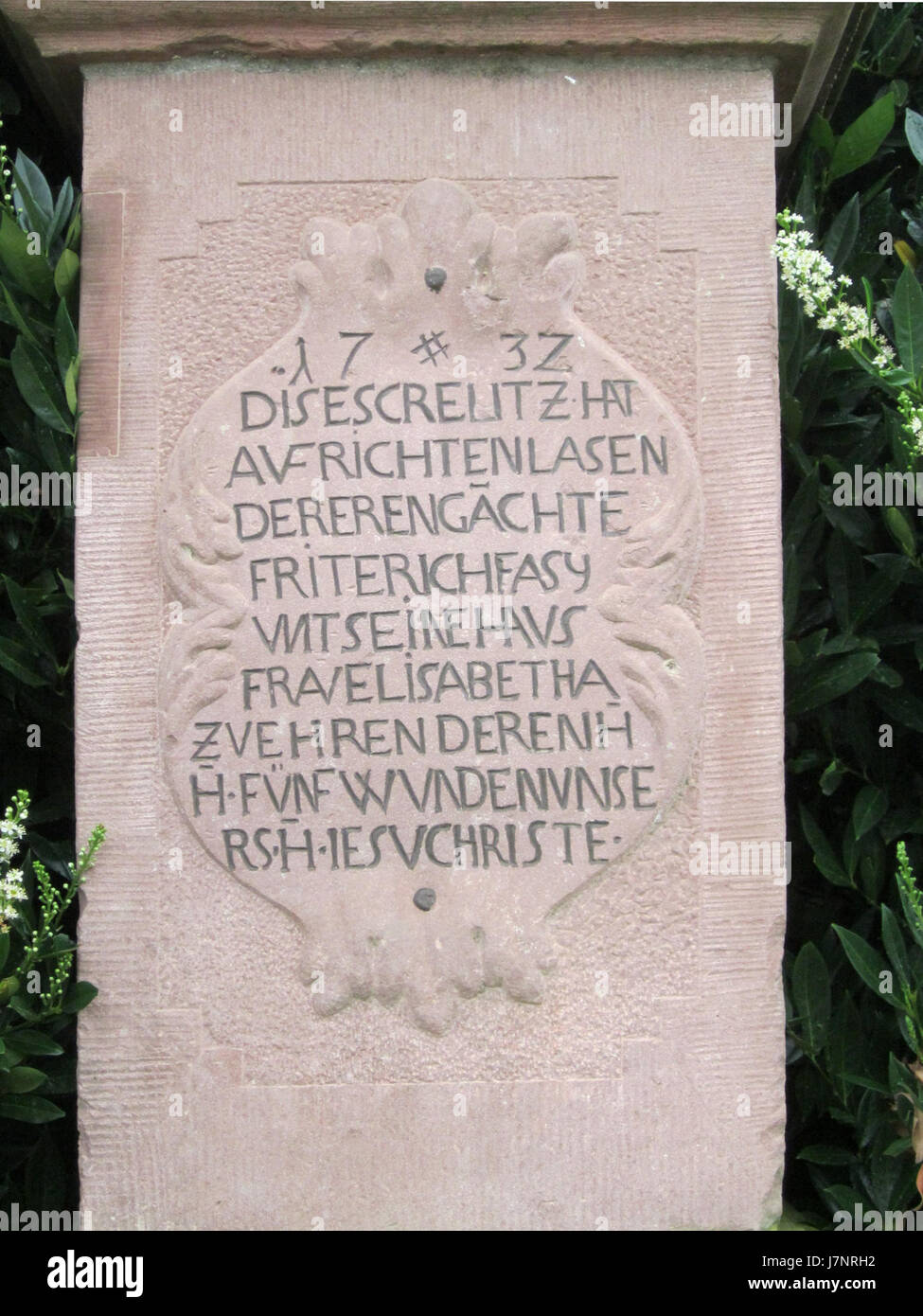 Questa fotografia di una croce a Kiedrich, in Germania, scattata il 28 luglio 2012, mostra un simbolo religioso tradizionale. Le croci a lato della strada sono comuni nella Germania rurale e sono spesso utilizzate per contrassegnare punti significativi sul paesaggio. Foto Stock