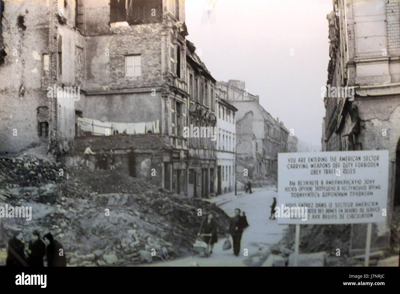 Questo riferimento probabilmente indica un evento o un luogo storico, probabilmente legato al confine settoriale (Sektorengrenze) a Berlino, in particolare intorno a Kreuzberg. Quest'area ha un significato nella storia di Berlino del dopoguerra, riflettendo la divisione tra Berlino Est e Berlino Ovest durante la Guerra fredda. Foto Stock