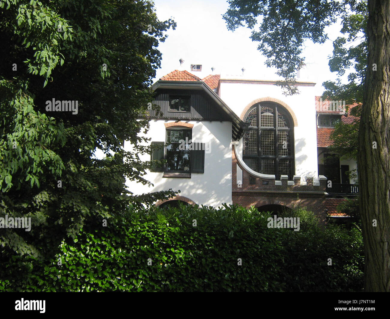 Una fotografia che cattura l'edificio situato al 2 Hoflaan a Hilversum, Paesi Bassi. L'immagine evidenzia le caratteristiche architettoniche e l'ambiente urbano della location. Foto Stock