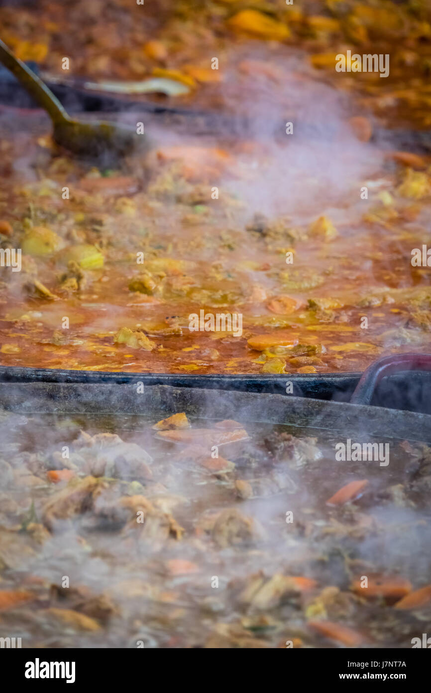 Pronto curry i pasti per la vendita su street market alimentare a Londra Foto Stock