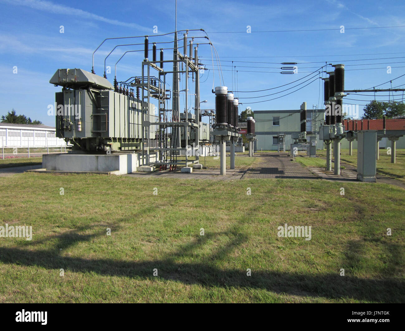 Umspannwerk Hockenheim è una sottostazione elettrica situata a Hockenheim, Germania. Svolge un ruolo cruciale nella distribuzione regionale dell'energia elettrica, garantendo l'alimentazione elettrica alle aree circostanti. Foto Stock