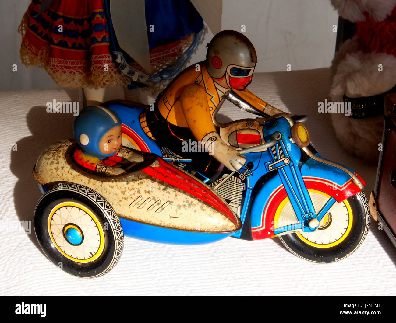 Questa immagine mostra una motocicletta degli anni '1950 dotata di sidecar, che mostra il design automobilistico della metà del XX secolo. Le motociclette di quest'epoca erano note per il loro stile distintivo, con sidecar spesso usati per il trasporto di passeggeri o merci. Foto Stock