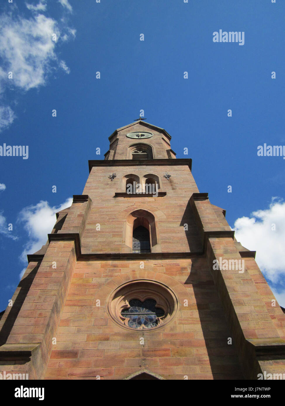 La Friedenskirche (Chiesa della Pace) a Kirkel, in Germania, fu costruita per commemorare la pace. La chiesa presenta elementi architettonici tipici delle chiese tedesche del XIX secolo e funge da simbolo di pace nella regione. Foto Stock