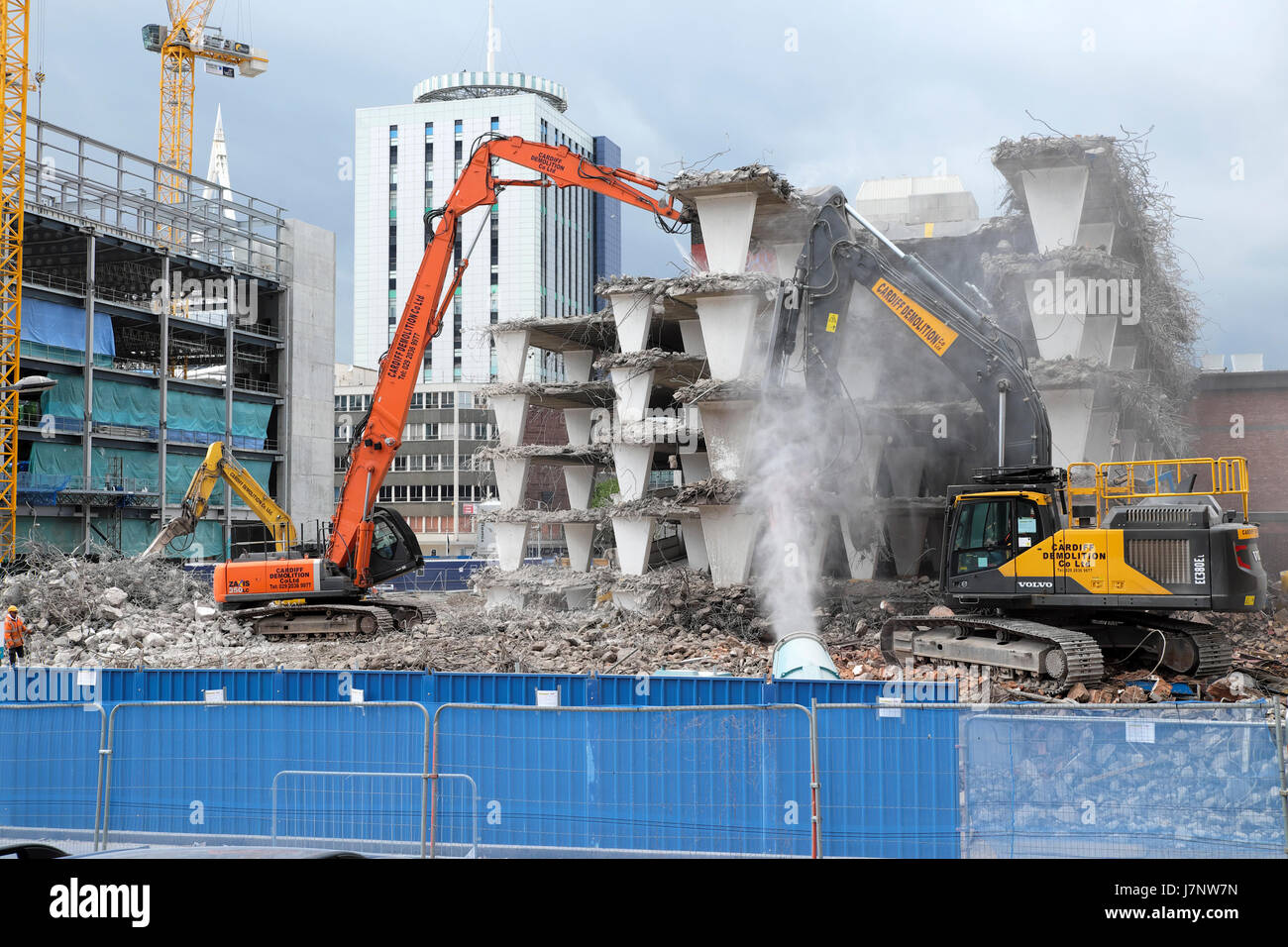 Demolizione di edifici abbandonati sul sito di costruzione in legno parcheggio di strada vicino alla stazione di Piazza Centrale, Cardiff City Centre, Wales UK KATHY DEWITT Foto Stock