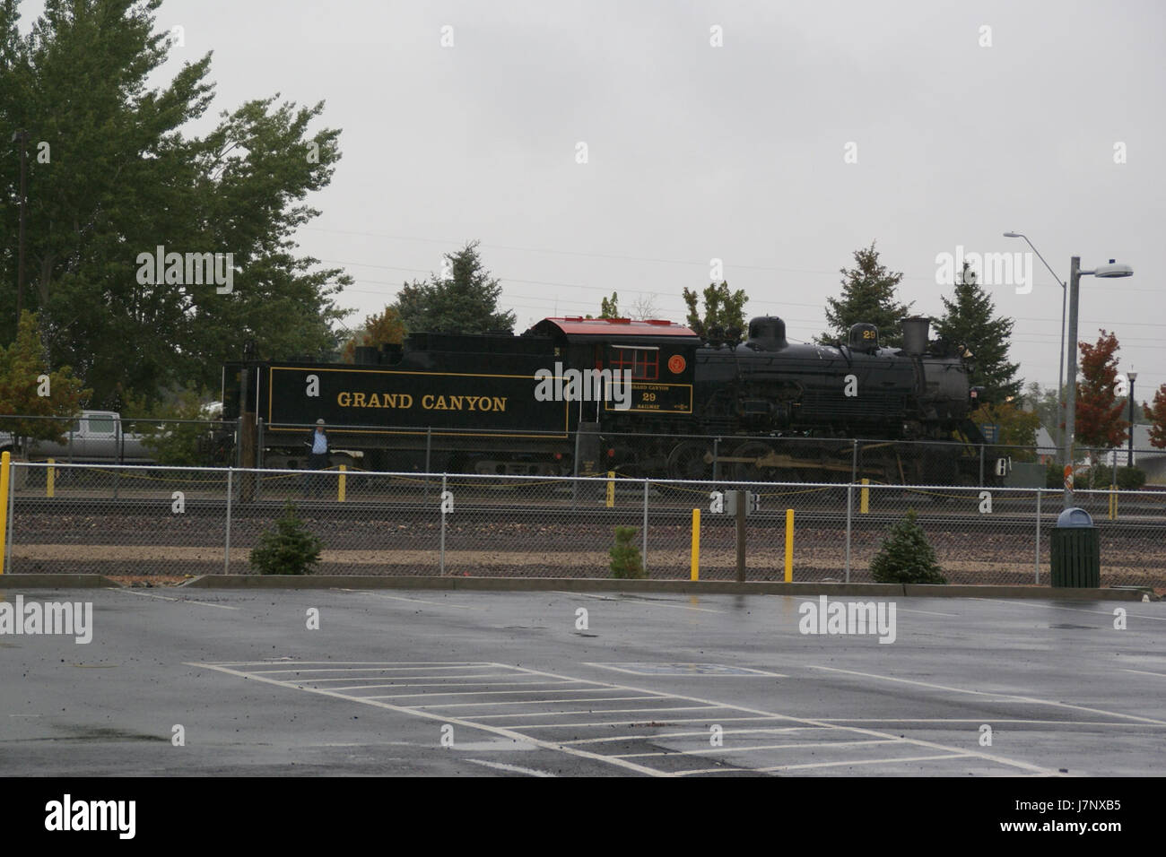 Questa immagine probabilmente raffigura una vecchia locomotiva che viaggia attraverso la Grand Canyon Railway a Williams, Arizona. Il treno storico offre escursioni panoramiche nella regione del Grand Canyon, offrendo vedute del paesaggio e un assaggio della storia delle ferrovie. Foto Stock
