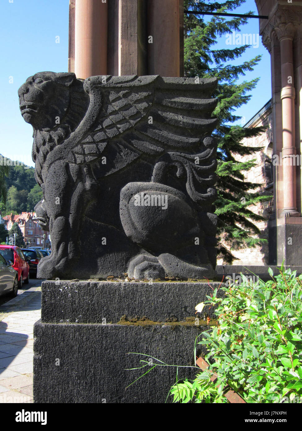 Questa immagine raffigura la Chiesa di Cristo Koenig a Saarbrücken, in Germania, che mostra le sue caratteristiche architettoniche. La chiesa è una moderna struttura architettonica che mette in risalto il significato religioso e culturale. Foto Stock