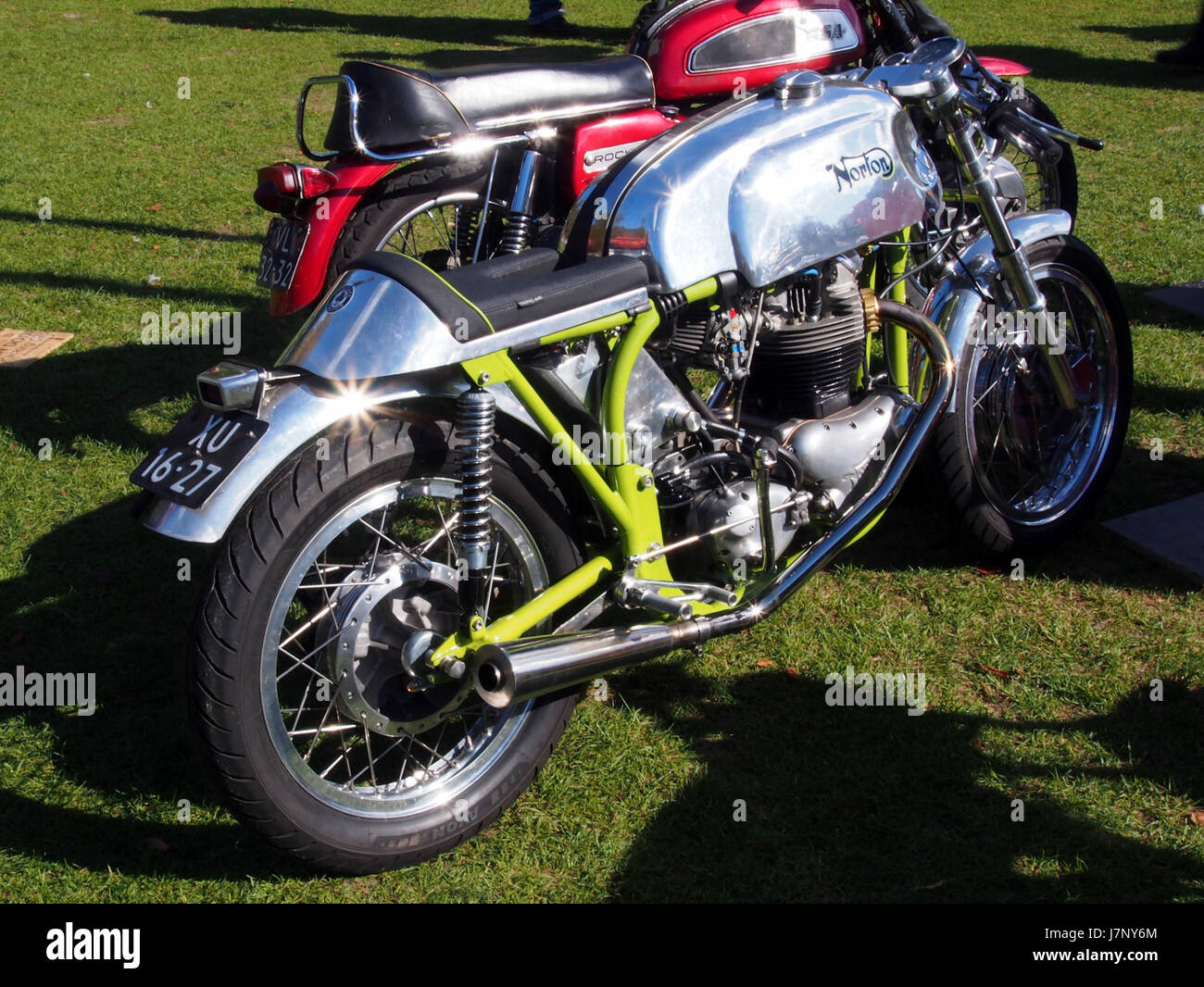 Questa immagine raffigura una moto Norton del 1950, un modello classico noto per le sue prestazioni e il design durante la metà del XX secolo. Le motociclette Norton erano rinomate per la loro ingegneria e il loro pedigree da corsa. Foto Stock