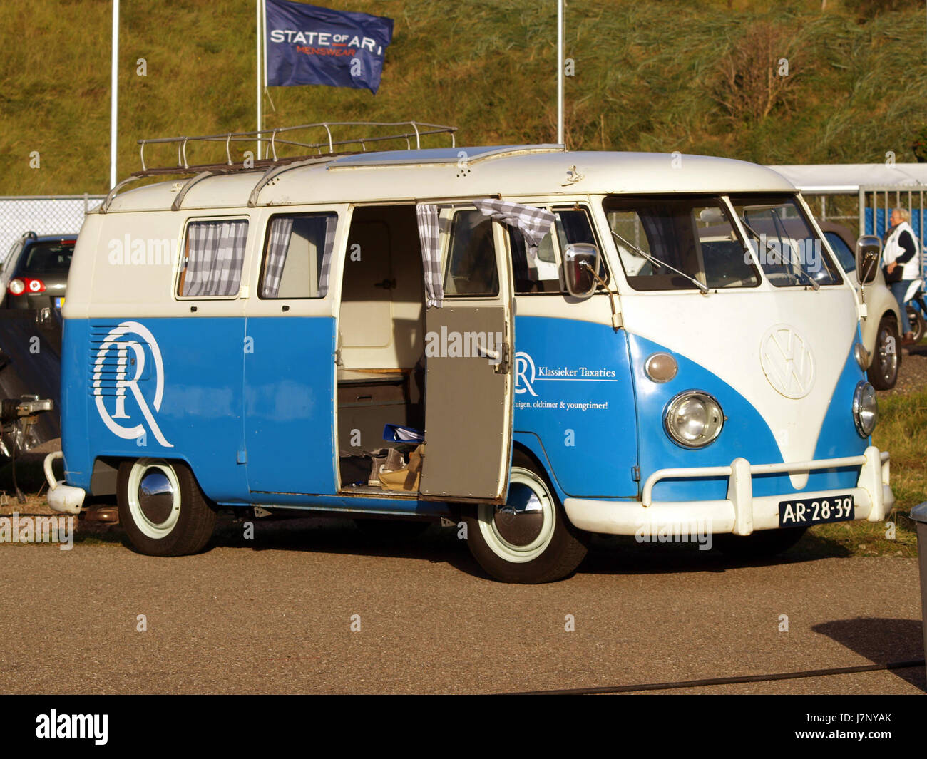 La Volkswagen T1 1965 è un veicolo classico noto per il suo design distintivo, popolare negli anni '1960 Conosciuto come VW Bus o Kombi, è stato ampiamente utilizzato per i trasporti e il tempo libero, diventando un simbolo iconico della controcultura e dei viaggi su strada dell'epoca. Foto Stock