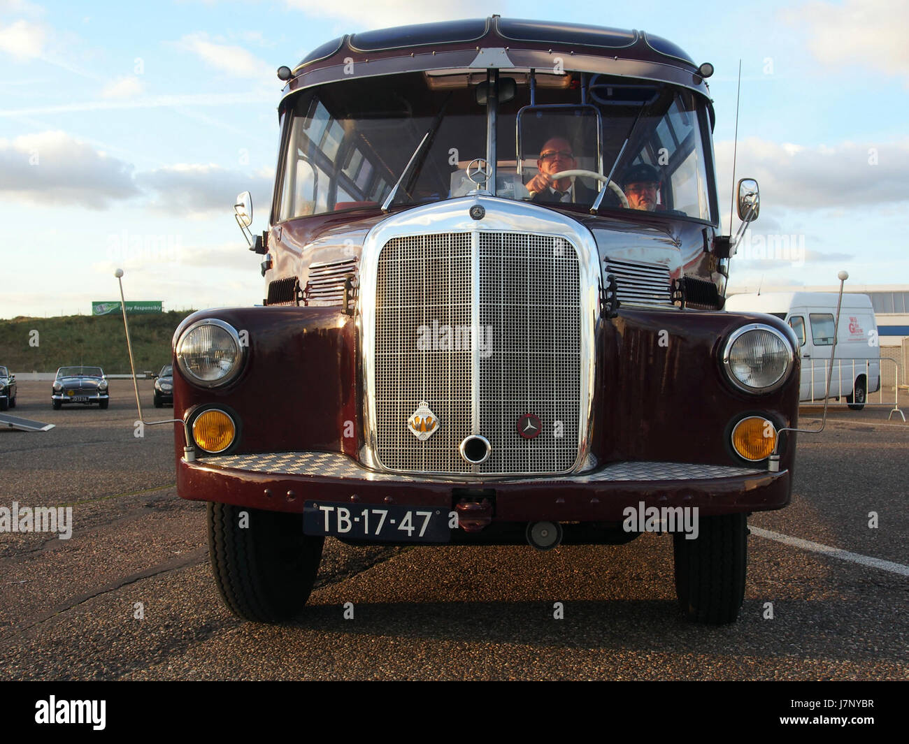 La Mercedes Benz L312/48 del 1959 è un veicolo d'epoca della famosa casa automobilistica tedesca, caratterizzato da un design classico e dall'eccellenza ingegneristica. Questo veicolo è noto per la sua durata, lo stile e le prestazioni, che rappresentano l'eredità di Mercedes-Benz nella storia automobilistica. Foto Stock