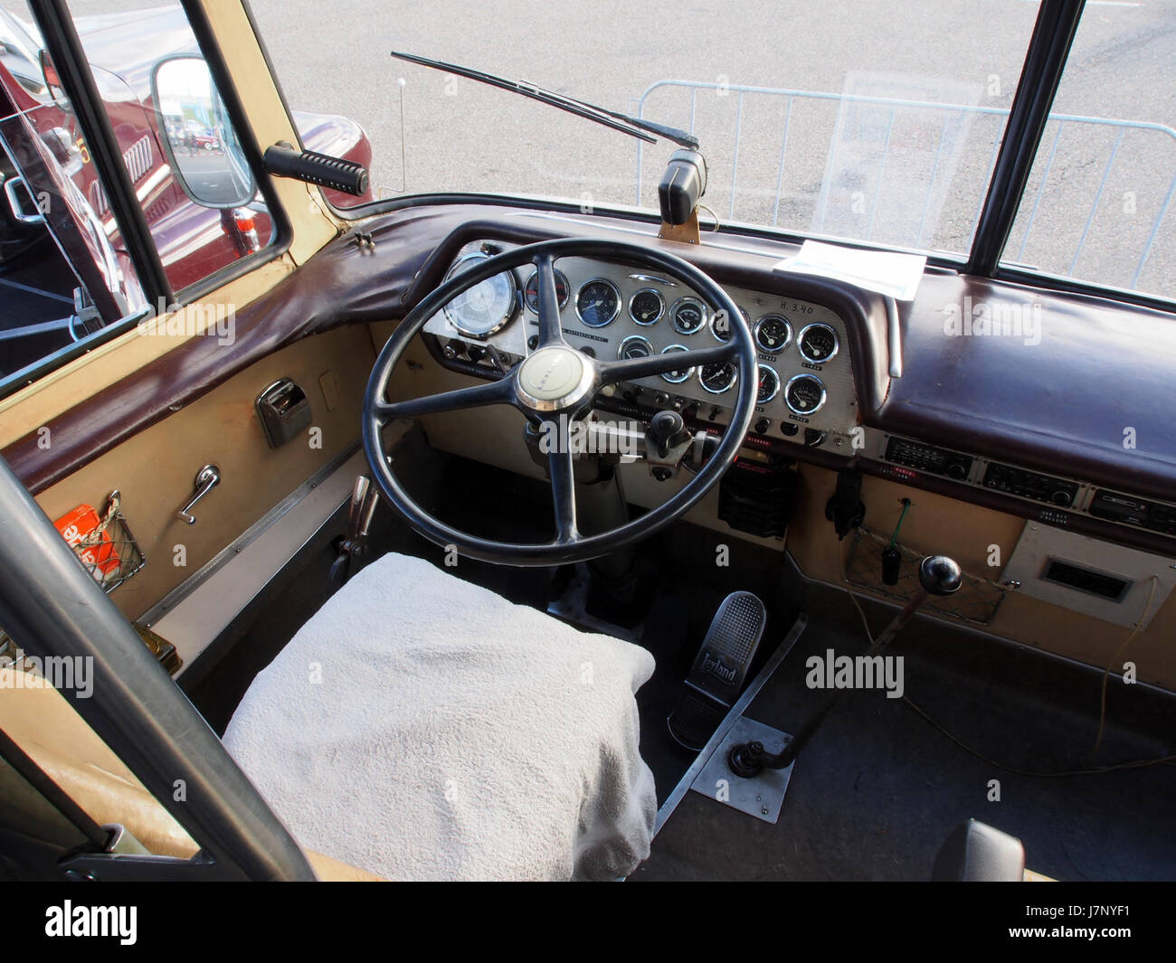 Il Leyland Royal Tiger Cub del 1963 è un classico autobus britannico, ampiamente utilizzato per i trasporti pubblici negli anni '1960 Questo veicolo fa parte dell'eredità di Leyland Motors, nota per la sua durata e il suo design, che riflette l'ingegneria britannica della metà del XX secolo nei trasporti pubblici. Foto Stock