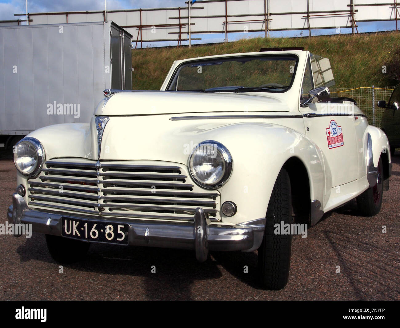 La Peugeot 403 del 1956 è una classica automobile francese nota per il suo design e le sue prestazioni. Questo modello mostra l'ingegneria e lo stile della metà del XX secolo. Foto Stock
