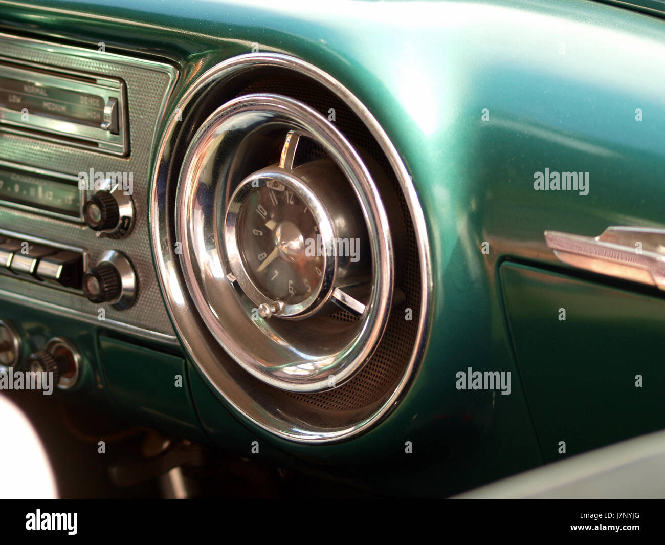 Questo si riferisce a un'immagine di una Pontiac Chieftain del 1954, una classica auto americana. La Pontiac Chieftain era nota per il suo design della metà del secolo ed era un modello popolare nel mercato automobilistico degli anni '1950. Foto Stock