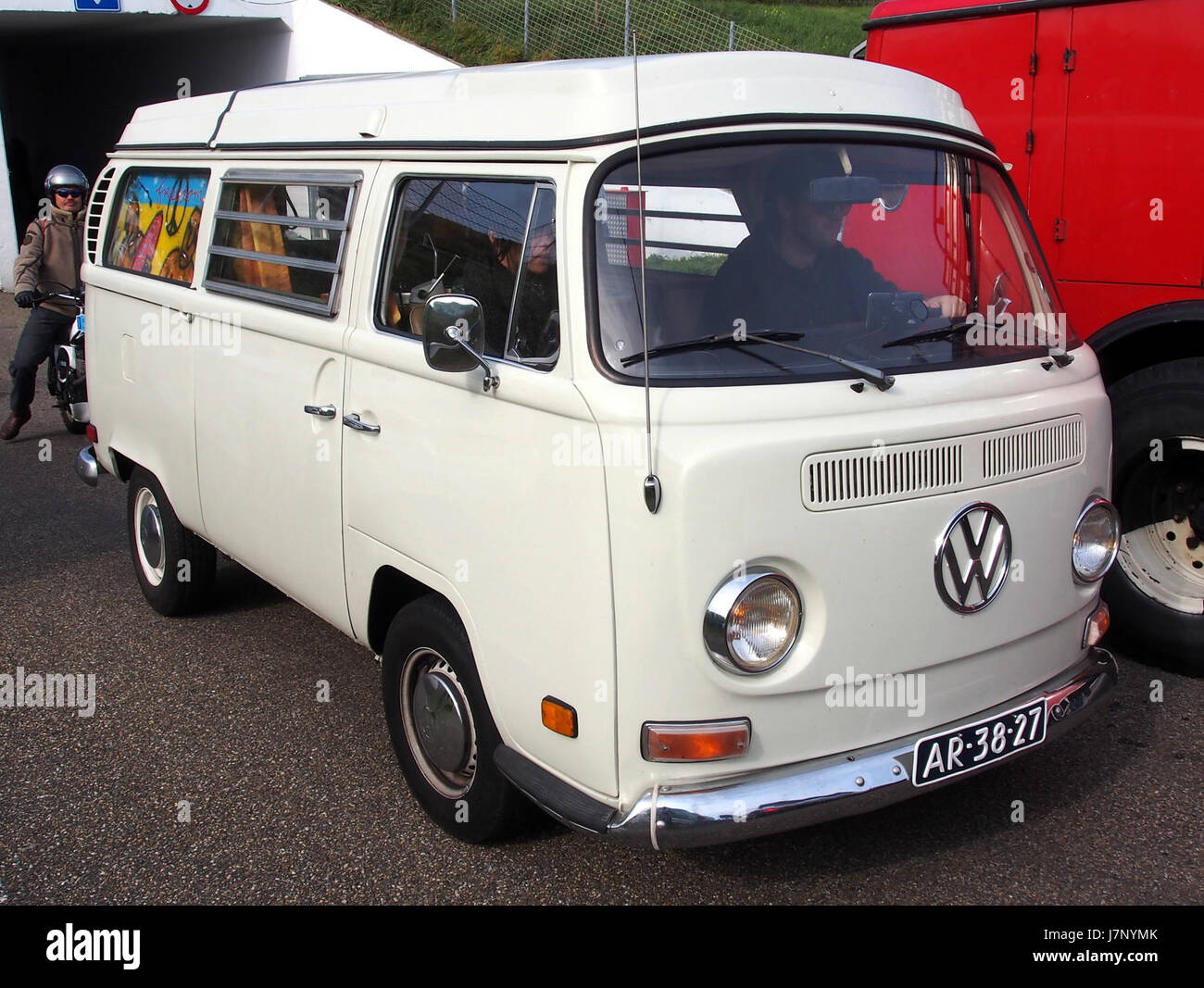 La Volkswagen 21A Clipper 1968 è un veicolo d'epoca della serie Type 2 di Volkswagen, noto per il suo design distintivo e le sue caratteristiche pratiche. Questo modello è caratterizzato dallo stile Clipper, comunemente associato a autobus e furgoni, segnando il suo posto nella storia automobilistica alla fine degli anni '1960 Foto Stock