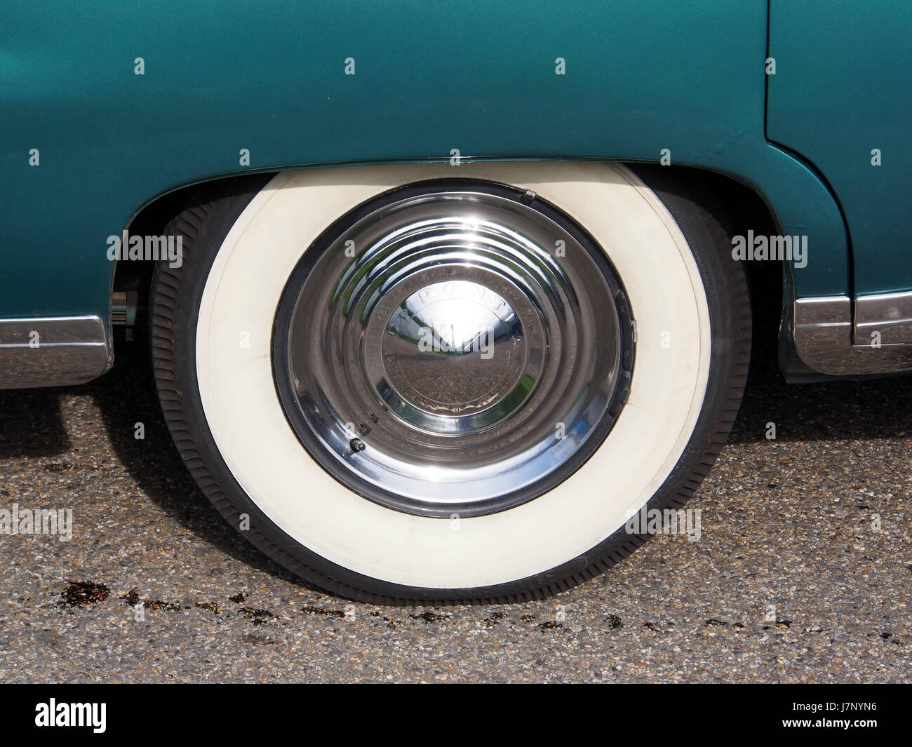 Fotografia di una Pontiac Chieftain del 1954, una classica auto americana degli anni '1950, che mostra il suo design vintage e le caratteristiche automobilistiche. Foto Stock