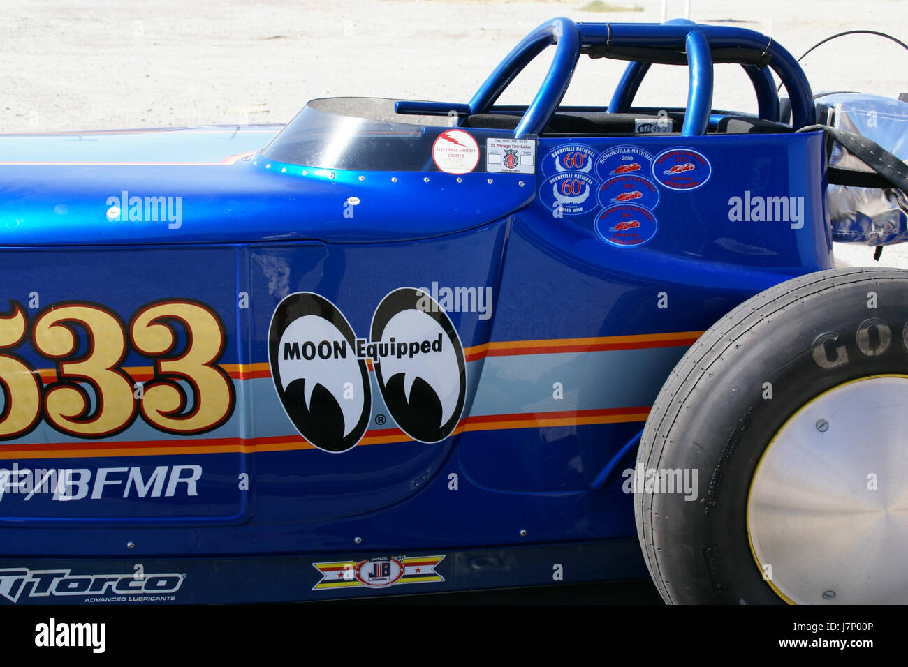 Questa immagine raffigura un'auto da corsa del 1959, fotografata a Wendover, Utah, durante una gara. La foto cattura il movimento dinamico e il significato storico delle corse automobilistiche di metà del XX secolo negli Stati Uniti. Foto Stock