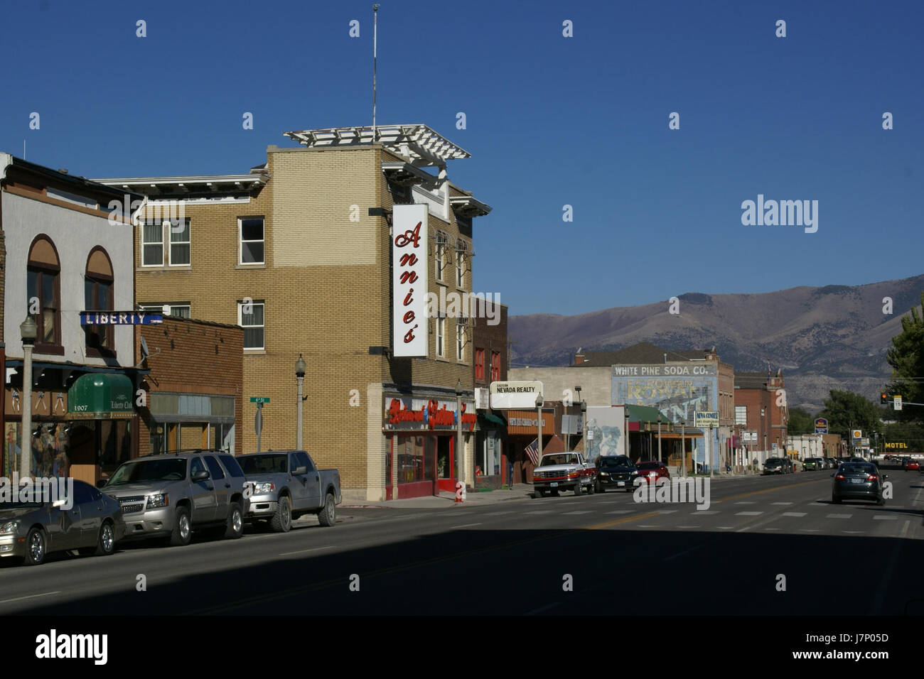 Questa immagine cattura Aultman Street a Ely, Nevada, mostrando una scena di strada dei primi anni '2010 Ely è conosciuta per la sua storia mineraria e il suo fascino rurale, con Aultman Street che è una delle strade principali di townÂ. Foto Stock