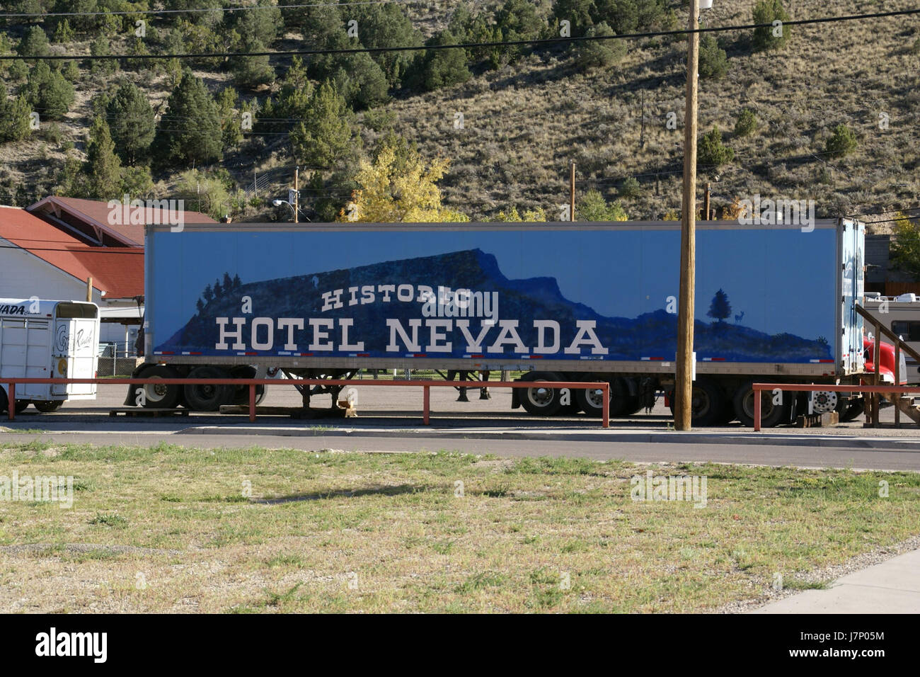 Un camion pubblicitario parcheggiato in Clark Street a Ely, Nevada, scattato in una fotografia il 3 ottobre 2012. L'immagine mostra la vivace pubblicità del veicolo in un ambiente rurale americano, evidenziando l'uso di pubblicità mobile nelle piccole città. Foto Stock