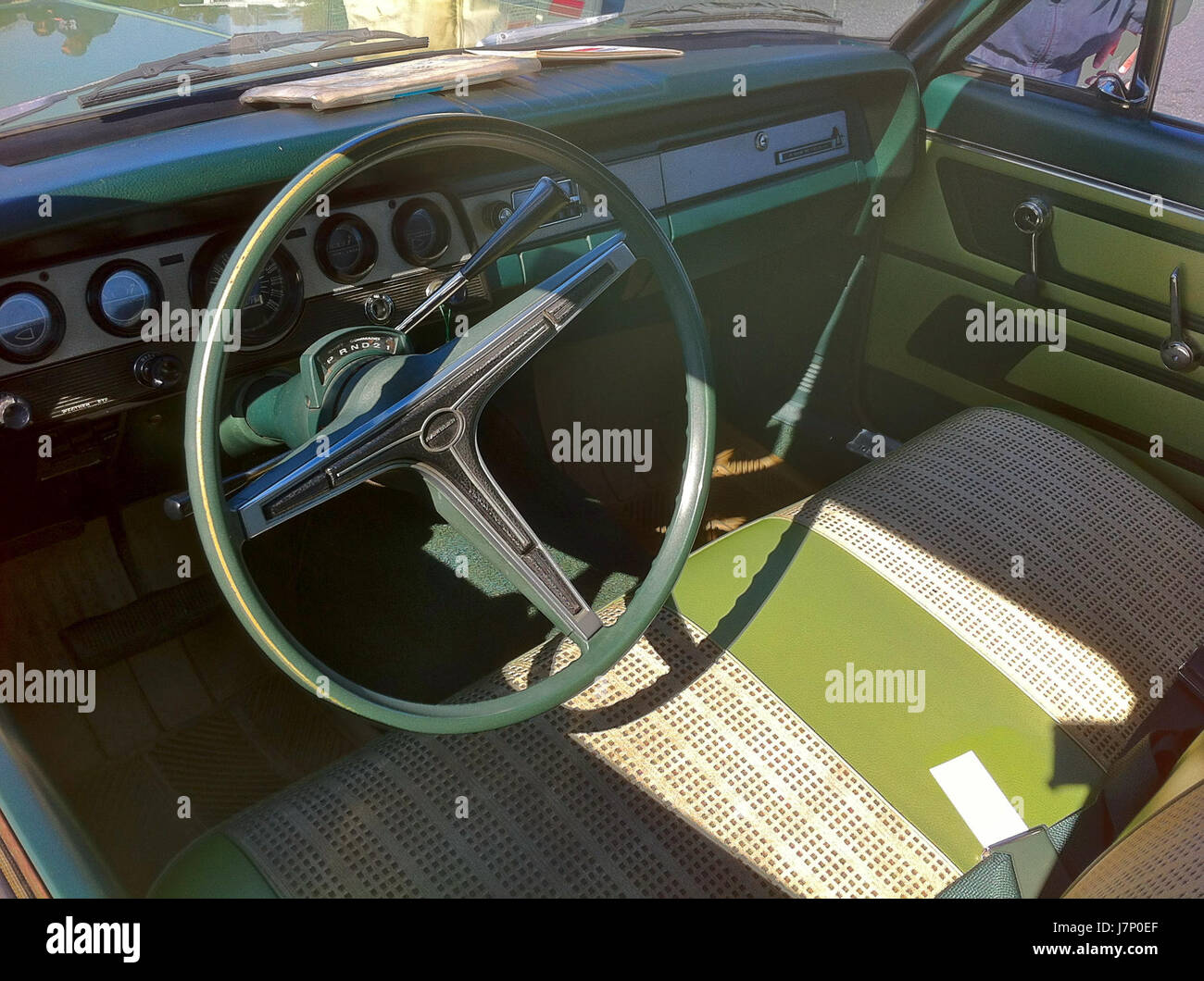 La Rambler American 440 del 1968 è un modello di auto classica americana, presentato alla fiera Hershey del 2012. Questo veicolo rappresenta il design automobilistico della metà del secolo e l'ingegneria americana durante gli anni '1960, noto per la sua durata e il design compatto. Foto Stock