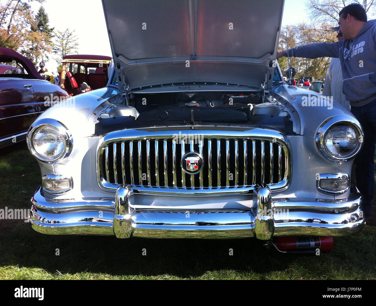La Nash Ambassador Hardtop del 1953, presentata al salone di automobili Hershey del 2012, è un classico esempio di design automobilistico americano della metà del secolo con le sue linee eleganti e la caratteristica vernice bicolore. Foto Stock