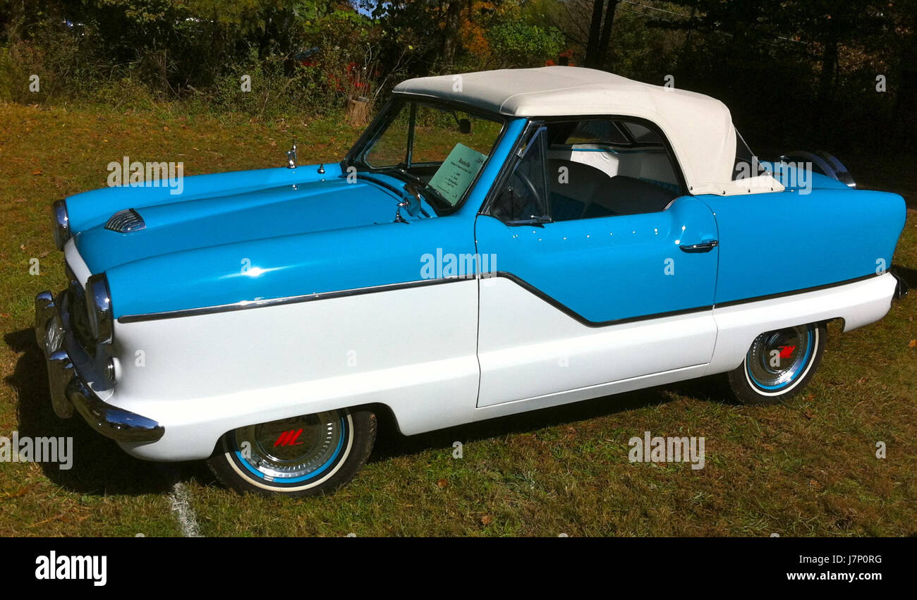 Questa cabriolet Chrysler Metropolitan del 1961, vista al salone di Rockville del 2012, è un classico esempio di design automobilistico americano della metà del XX secolo. Conosciuta per le sue dimensioni compatte e il design elegante, rimane la preferita dei collezionisti. Foto Stock