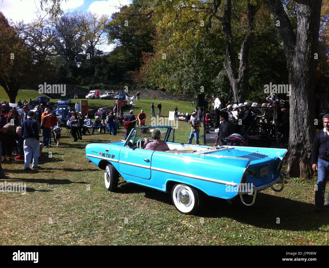 Questa immagine mostra un 1967 Amphicar all'evento di Rockville del 2012. L'Amphicar, un veicolo anfibio unico, è noto per la sua capacità di guidare sia a terra che in acqua. L'evento mette in risalto la cultura delle auto d'epoca e le automobili storiche. Foto Stock