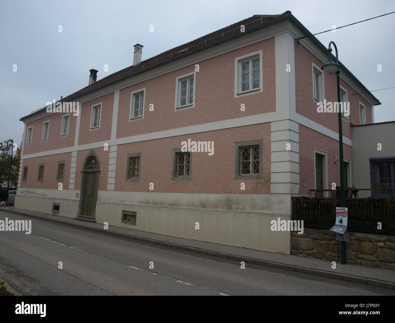 Una fotografia del 21 ottobre 2012, che mostra Strengberg, in particolare la Schulplatz (piazza della scuola) 1 e 2. L'immagine riflette l'architettura locale e l'ambiente della comunità a Strengberg, Austria. Foto Stock