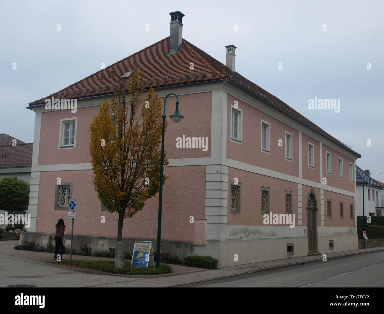 Questa immagine è stata scattata il 21 ottobre 2012, mostrando Strengberg Schulplatz 1 e 2 in Austria. La fotografia probabilmente raffigura una scena di strada o un luogo specifico a Strengberg, catturandone l'ambiente architettonico e culturale. Foto Stock