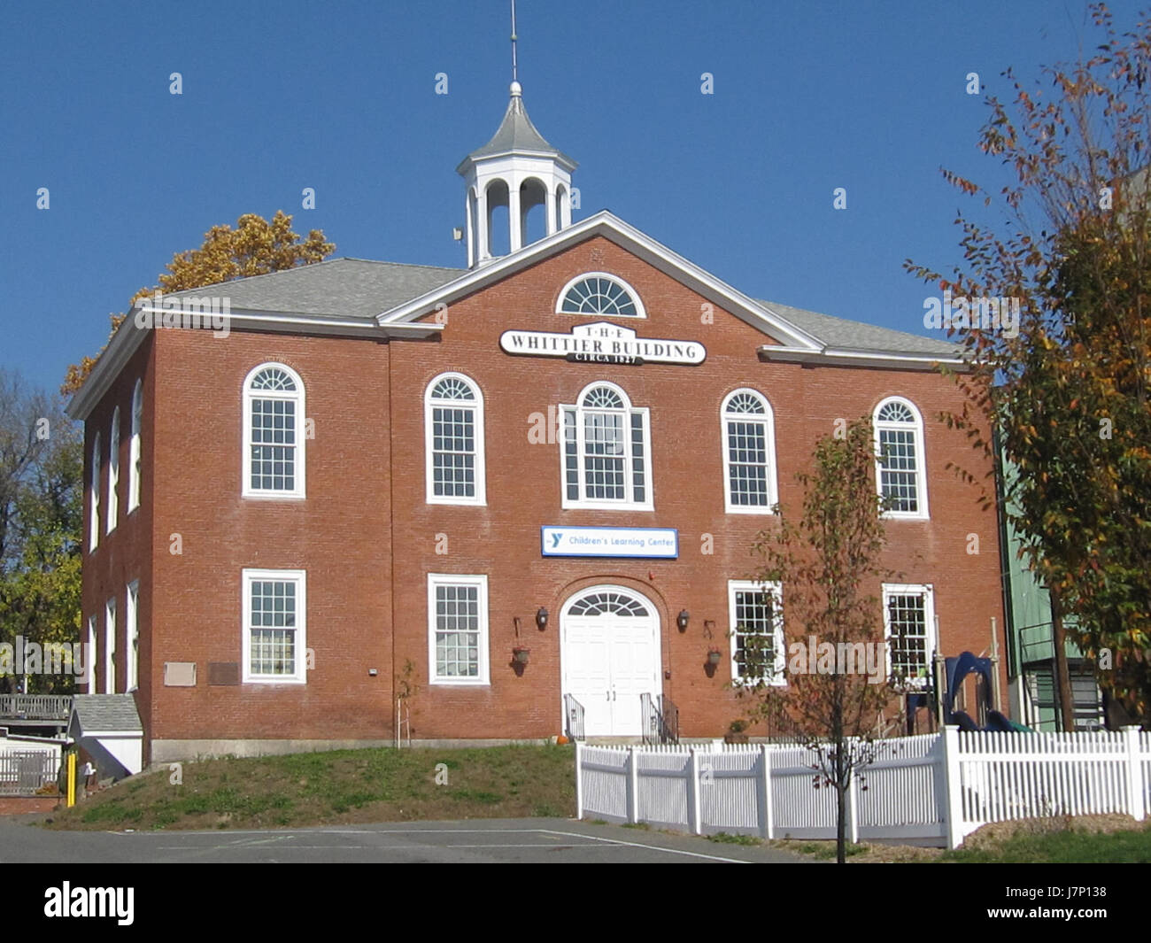 L'immagine del 2012 del Whittier Building di Haverhill, Massachusetts, mostra la sua architettura storica. Situato nel centro della città, l'edificio rappresenta un punto di riferimento significativo. Foto Stock