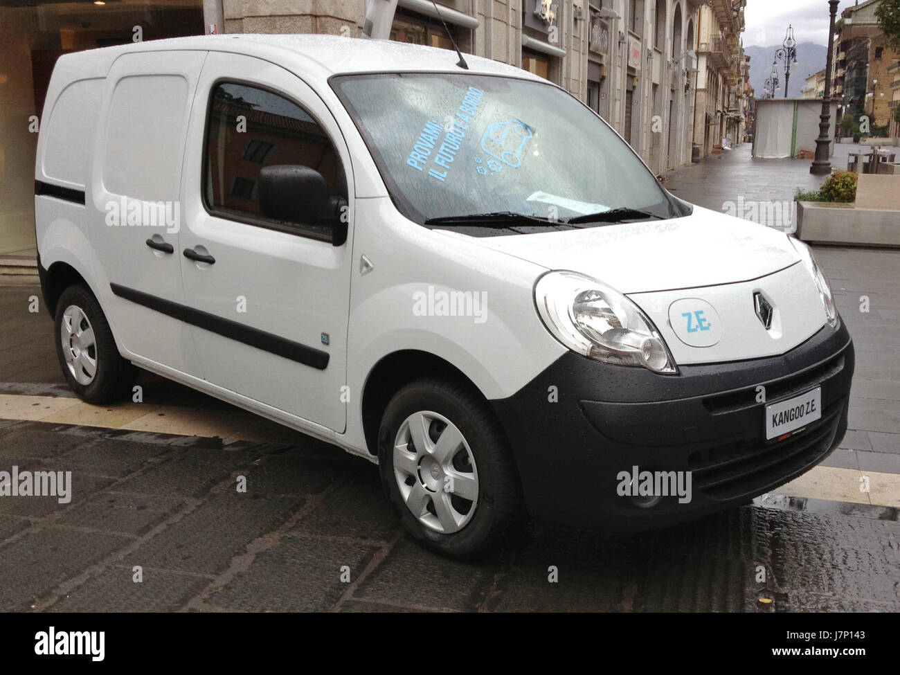 Il Renault Kangoo Z.E. 2012 è un furgone elettrico che offre emissioni zero e praticità per uso commerciale. Il suo design è incentrato sull'efficienza e sulla sostenibilità, il che la rende una scelta ecocompatibile per le aziende che desiderano ridurre la propria impronta di carbonio. Foto Stock Il Renault Kangoo Z.E. 2012 è un furgone elettrico che offre emissioni zero e praticità per uso commerciale. Il suo design è incentrato sull'efficienza e sulla sostenibilità, il che la rende una scelta ecocompatibile per le aziende che desiderano ridurre la propria impronta di carbonio. Foto Stock