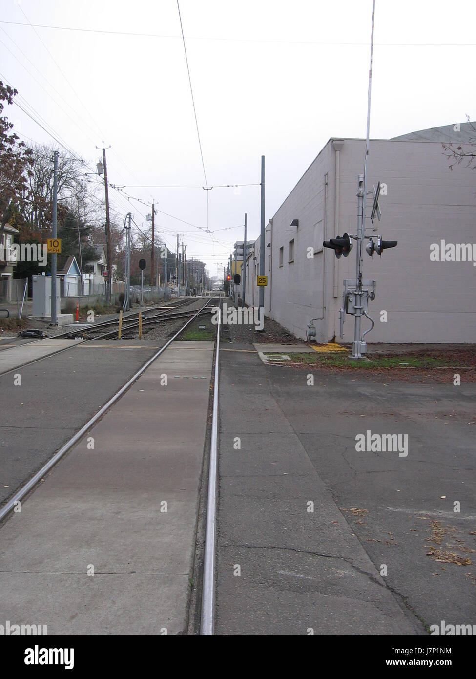 Questa voce si riferisce a un passaggio di grado situato sulla 13th Street, contrassegnato dal numero 3975. Un passaggio in pendenza è un incrocio in cui una strada e una ferrovia si incontrano, una caratteristica comune nelle infrastrutture di trasporto per la connettività locale e regionale. Foto Stock