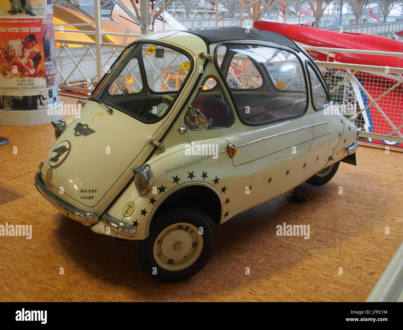 La Heinkel Kabinenroller, prodotta nel 1956, è una piccola microcar tedesca, spesso riconosciuta per il suo design unico e l'uso efficiente dello spazio. Era popolare nella Germania del dopoguerra per la mobilità urbana. Foto Stock