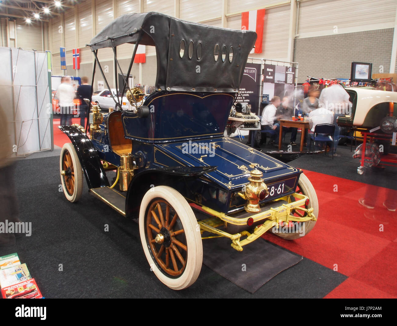 La 1906 *McLaughlin Buick Model G runabout* è un'automobile d'epoca nota per il suo design compatto e le prestazioni affidabili. Questo modello è dotato di un motore da 2600 cc con 22 CV di potenza, uno sviluppo fondamentale nella storia automobilistica americana dei primi anni del XX secolo. Foto Stock
