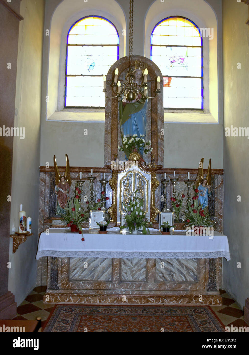Questa immagine cattura la Pfarrkirche (chiesa parrocchiale) a Lackenhof, scattata il 27 aprile 2008, che mostra il patrimonio architettonico e religioso della regione. Foto Stock