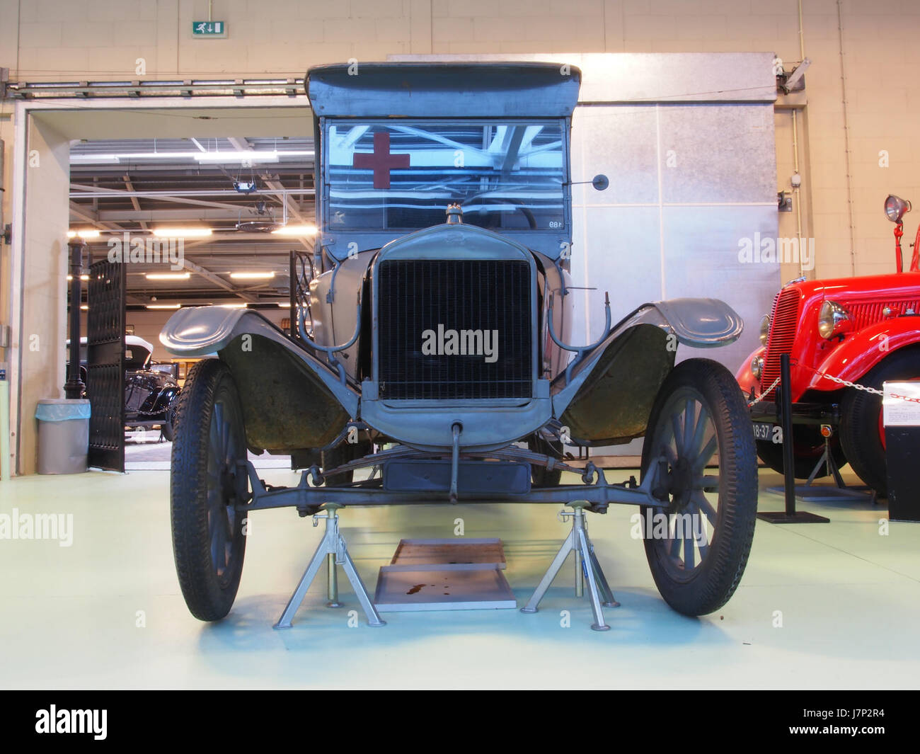 Questa immagine storica raffigura un'ambulanza Ford T del 1921, uno dei primi veicoli prodotti in serie utilizzati per i servizi medici di emergenza. La Ford Model T era ampiamente nota per la sua convenienza e divenne un simbolo dell'innovazione dei primi anni del XX secolo. Foto Stock