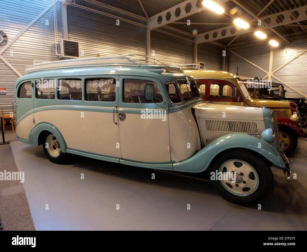 La Ford 950 Personenbus del 1937 è uno storico modello di autobus della Ford, utilizzato per il trasporto passeggeri, che presenta design e tecnologia automobilistici all'inizio del XX secolo. Foto Stock