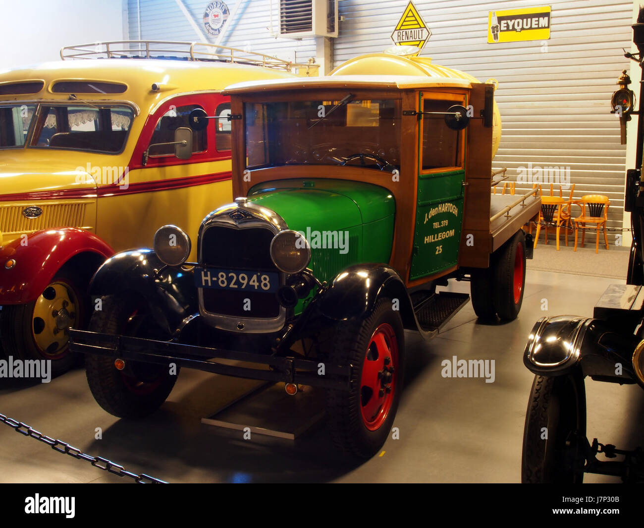 La Ford AA del 1928, Type 188 A Tankauto, è un modello di camion d'epoca che faceva parte della prima produzione di veicoli commerciali Ford. Noto per la sua affidabilità, è caratterizzato da una struttura solida ed è stato utilizzato per il trasporto di merci. La variante Type 188 A è stata progettata specificamente con un cassone simile a un serbatoio per una maggiore durata e capacità di carico. Foto Stock