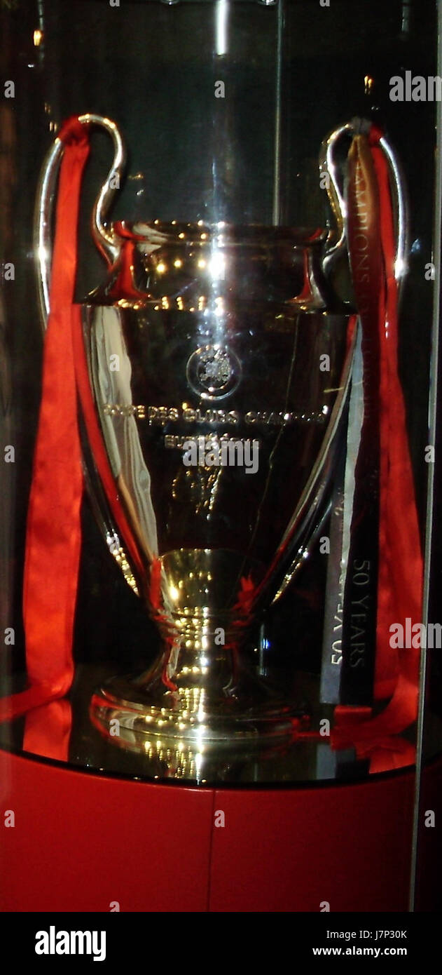 Il trofeo UEFA Champions League 2005, esposto ad Anfield, commemora la drammatica vittoria del Liverpool nella finale del 2005, dove ha vinto dopo una storica rimonta contro il Milan a Istanbul. Foto Stock