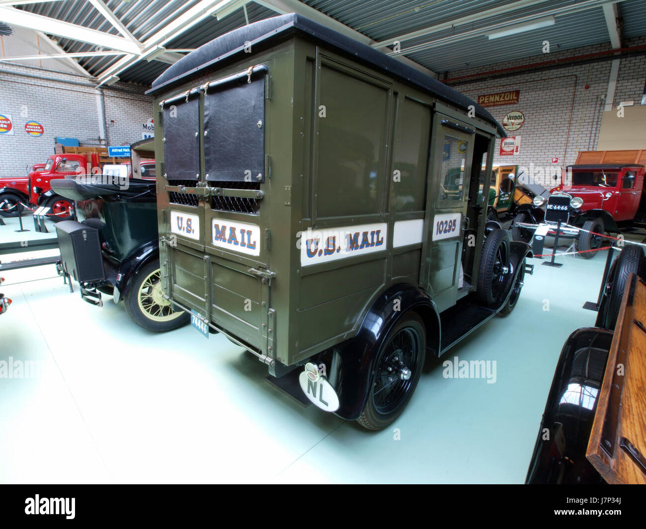 La Ford 79A Mailcar del 1929 è un modello automobilistico storico progettato per trasportare la posta. Questo veicolo d'epoca, costruito da Ford, riflette l'ingegneria automobilistica dei primi anni del XX secolo e il suo ruolo nel sistema postale. L'auto è notevole per la sua funzionalità e il design, utilizzato principalmente per la consegna della posta negli anni '1920 Foto Stock
