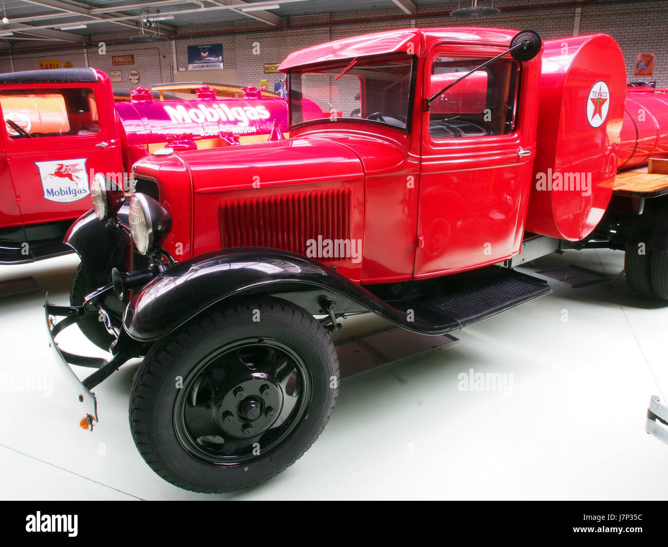La Ford BB18 Texaco Tanker del 1933 è un camion d'epoca utilizzato dalla Texaco all'inizio del XX secolo. L'immagine mostra probabilmente questo veicolo in azione, evidenziandone il design e l'uso nel trasporto di petrolio. Foto Stock