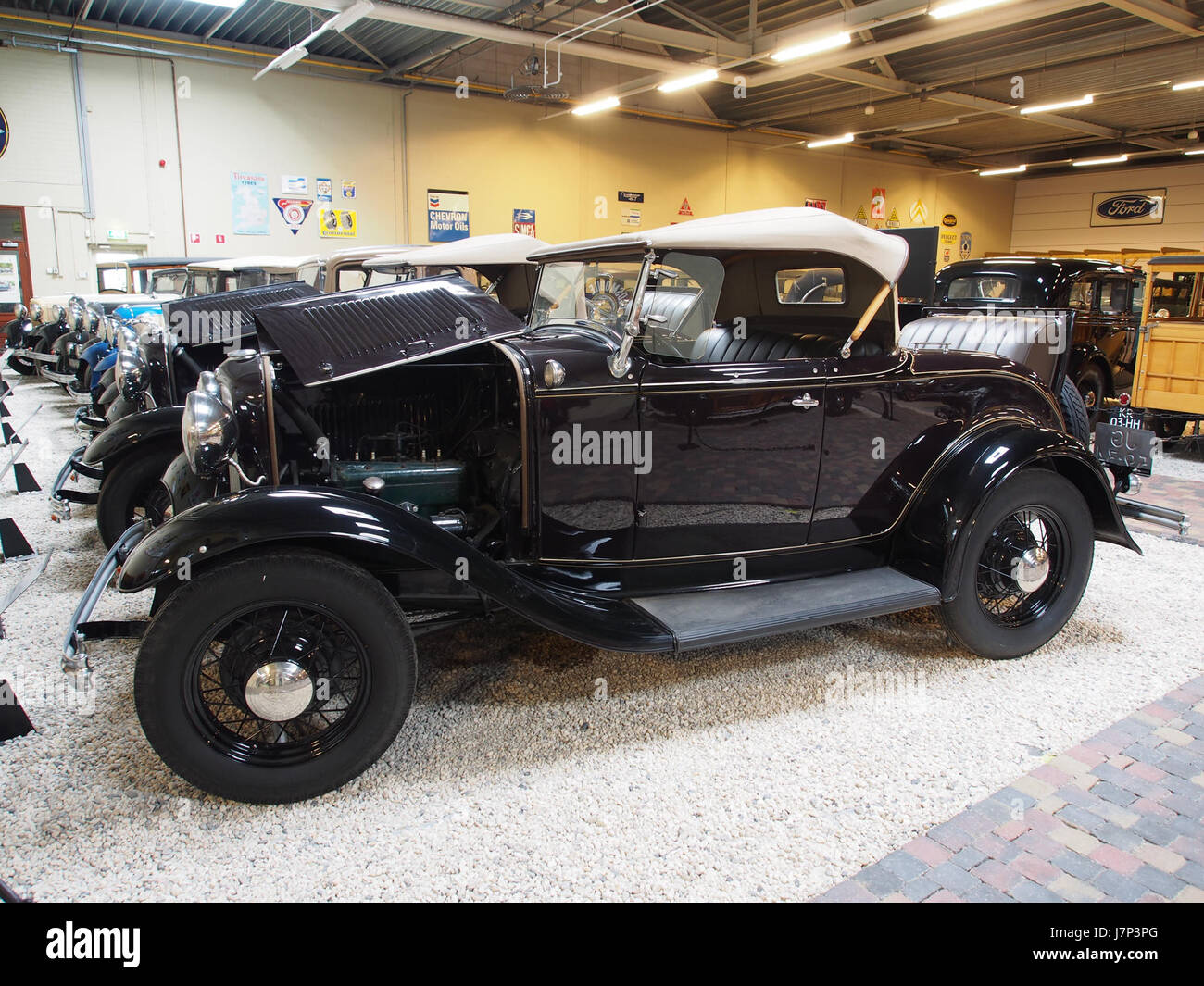 Questa fotografia mostra una Ford 40 Roadster del 1932, una classica automobile americana dei primi anni '1930, rinomata per il suo design e le sue prestazioni. Foto Stock
