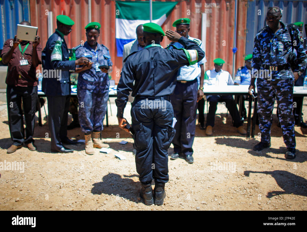 Si riferisce a un'immagine o a un record della polizia della Sierra Leone, catturato il 15 marzo 2012. Il verbale potrebbe riguardare un evento specifico o un'azione di polizia durante quel periodo in Sierra Leone. Foto Stock