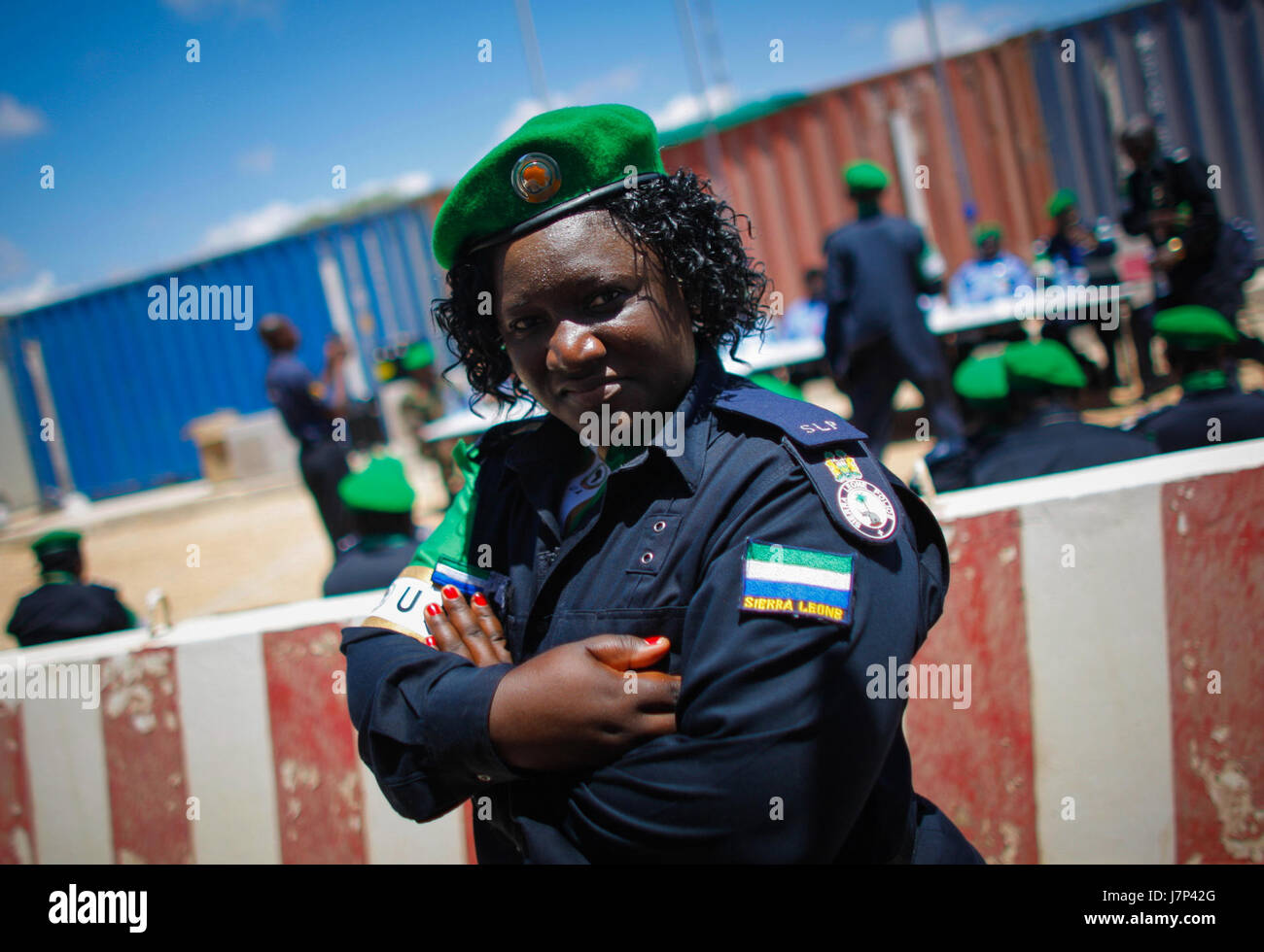 Una foto che documenta la forza di polizia della Sierra Leone durante un evento pubblico o un'operazione nel marzo 2012. L'immagine cattura la presenza e il ruolo della polizia nel mantenere l'ordine e la sicurezza in Sierra Leone. Foto Stock