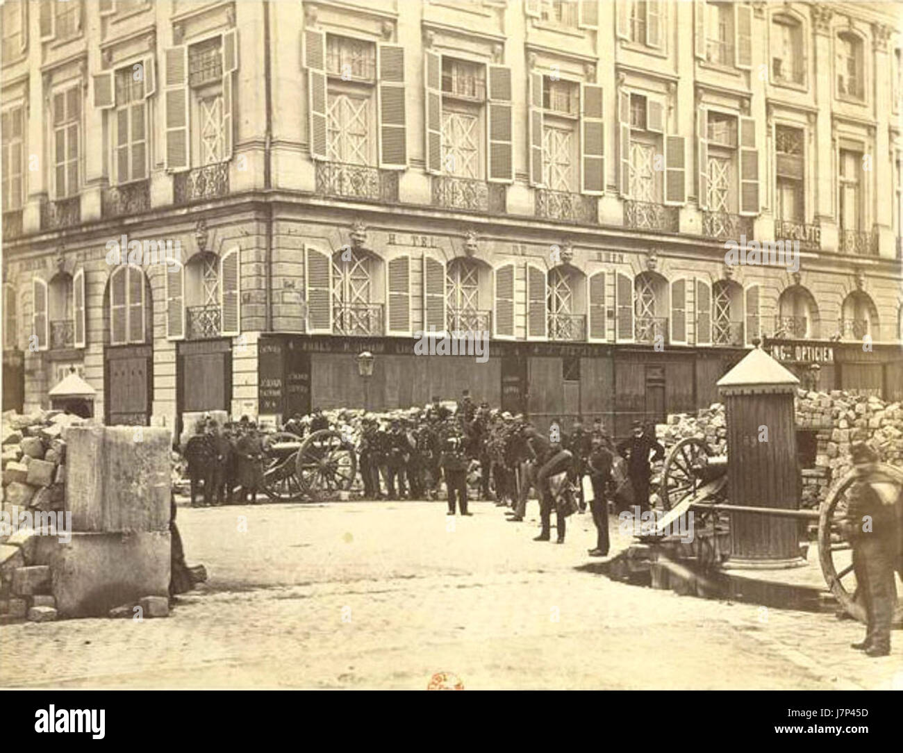 Questa immagine raffigura una barricata in Place VendÃ a Parigi, allestita durante un periodo di sconvolgimenti politici. La barricata fu parte di disordini civili o conflitti nella regione, segnando un evento significativo nella storia francese. La barricata riflette i disordini civili e la tensione che ha definito questo momento nel tempo. Foto Stock