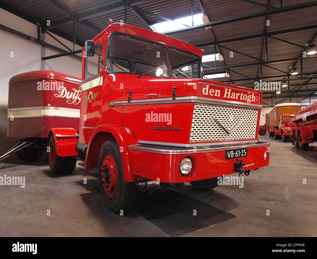Questa immagine mostra un camion Verheul del 1963, un veicolo della metà del XX secolo noto per la sua utilità e il suo design. Il carrello è stato ampiamente utilizzato in vari settori, in particolare per i trasporti e la logistica. Foto Stock