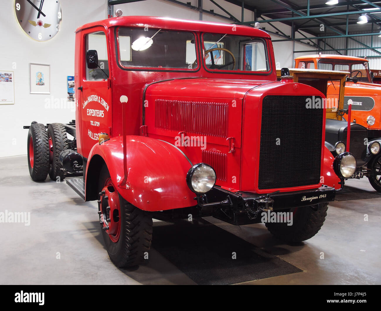 Questa immagine si riferisce a un veicolo Mercedes del 1943, probabilmente utilizzato durante la seconda guerra mondiale. Veicoli prodotti da Mercedes-Benz utilizzati in operazioni di guerra, e questo veicolo riflette il coinvolgimento dell'azienda nella logistica militare durante la guerra. Foto Stock